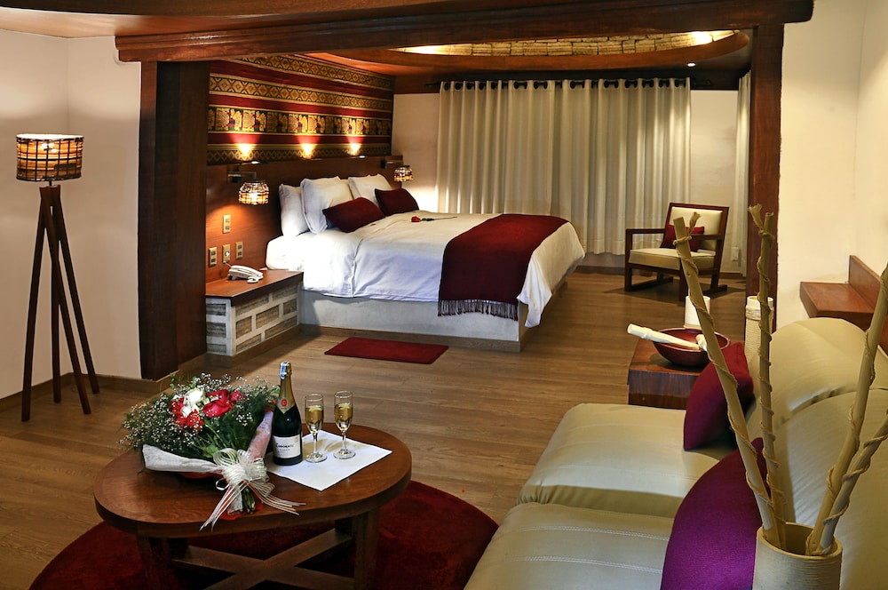 Deluxe Suite, 1 Queen Bed, Mountain View photo 2