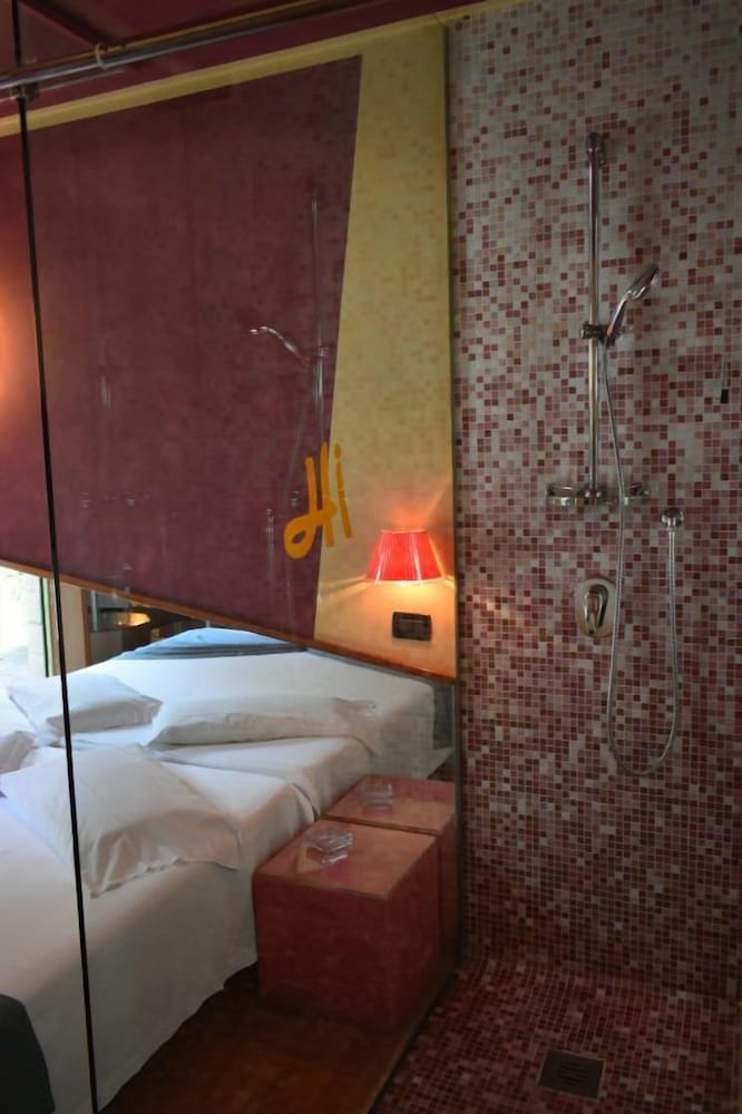 Economy Room, 1 Queen Bed photo 1