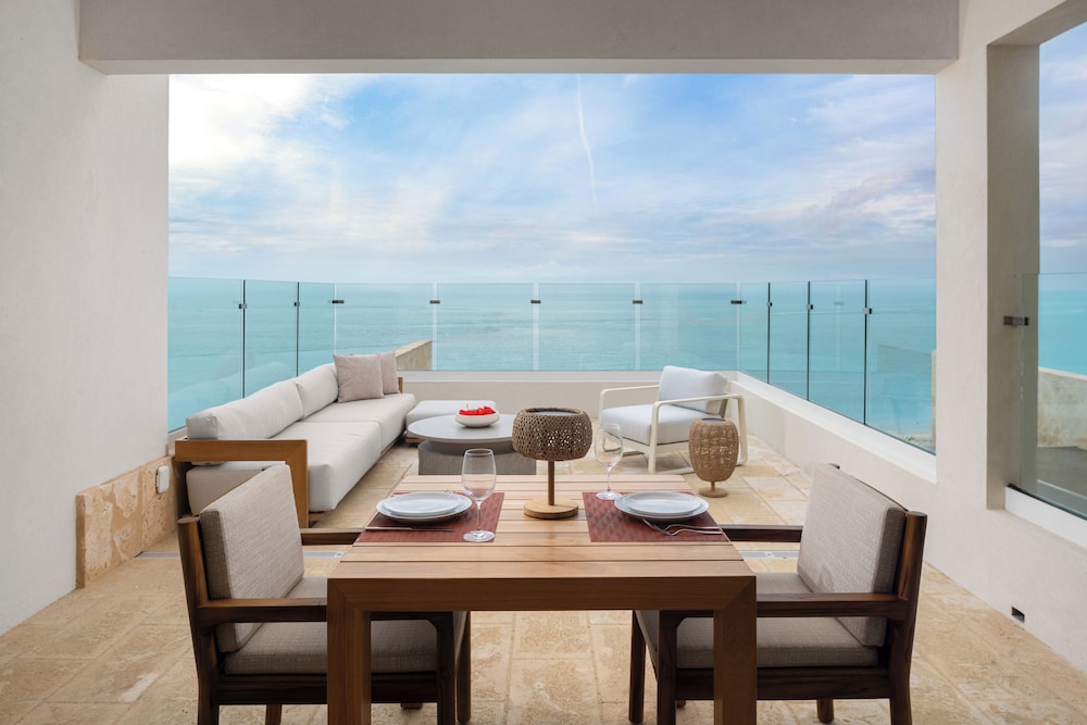 Suite (Second Floor)