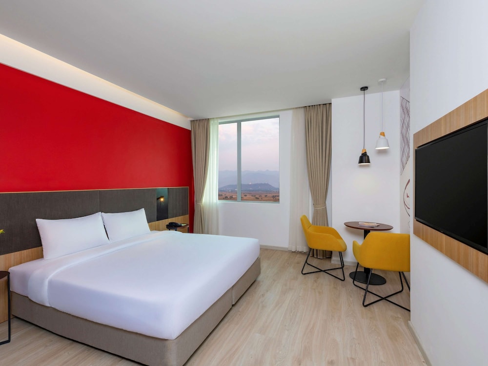 Superior Room, 1 King Bed, Mountain View