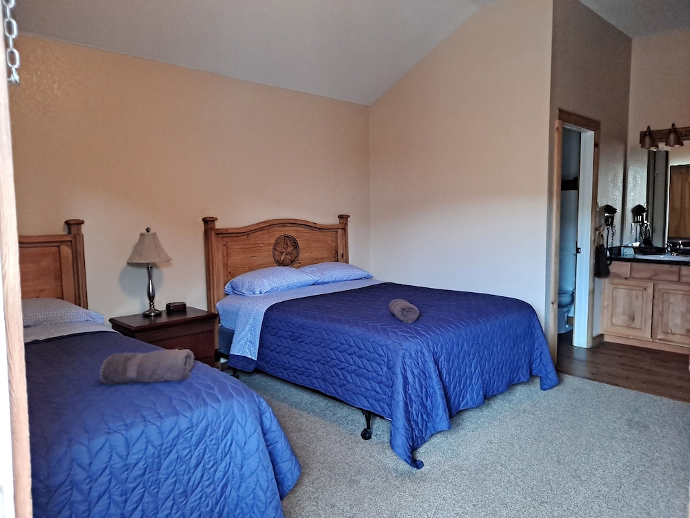 Traditional Cabin, 2 Queen Beds photo 1