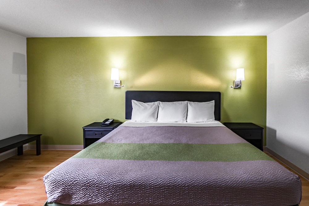 Deluxe Room, 1 King Bed, Non Smoking, Refrigerator & Microwave photo 1