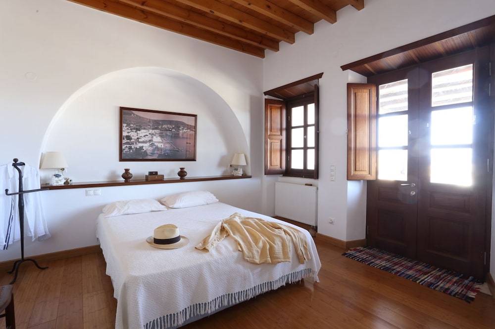 Luxury House photo 1