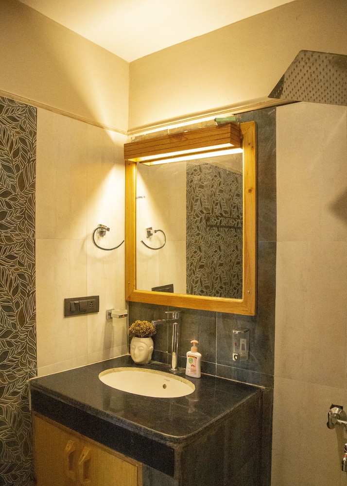 Meera Room With Meditation photo 3