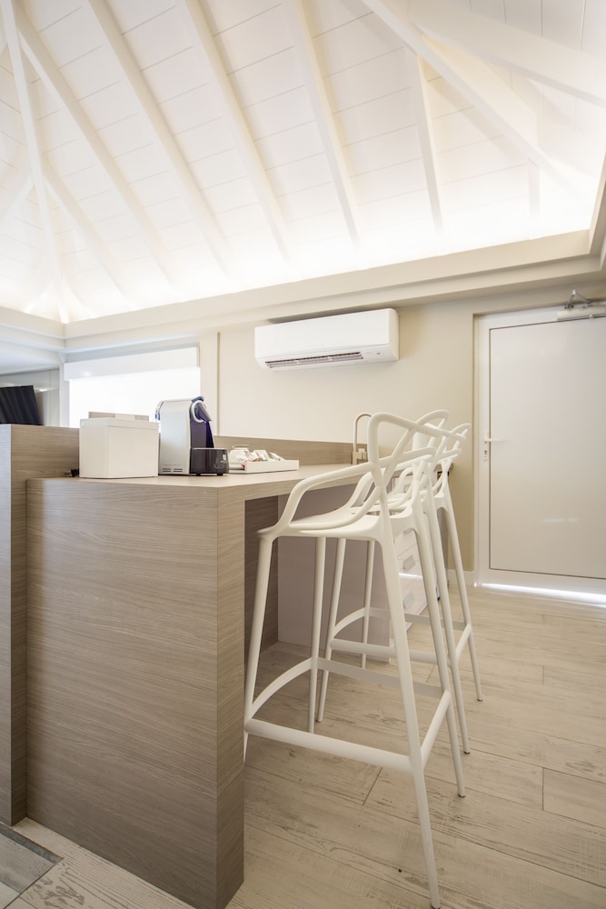 Junior King Suite with Private Solarium Pool View and Partial Ocean View photo 2