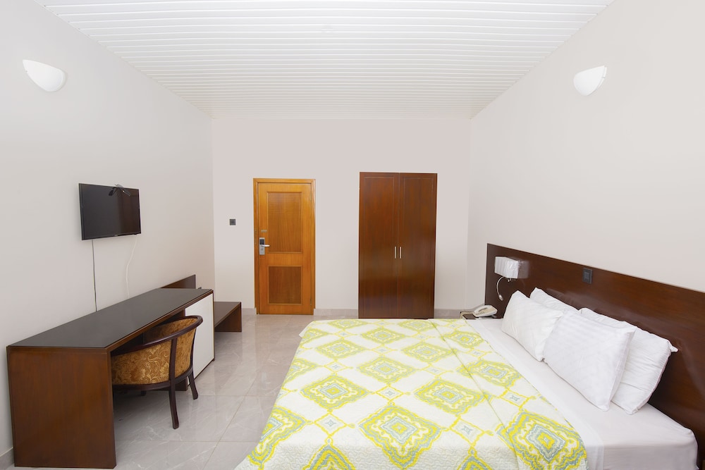 Standard Room, 1 Queen Bed photo 2