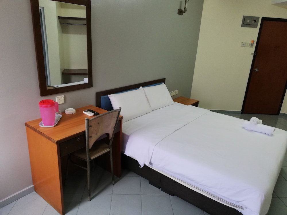 Standard Room, 1 Queen Bed photo 2