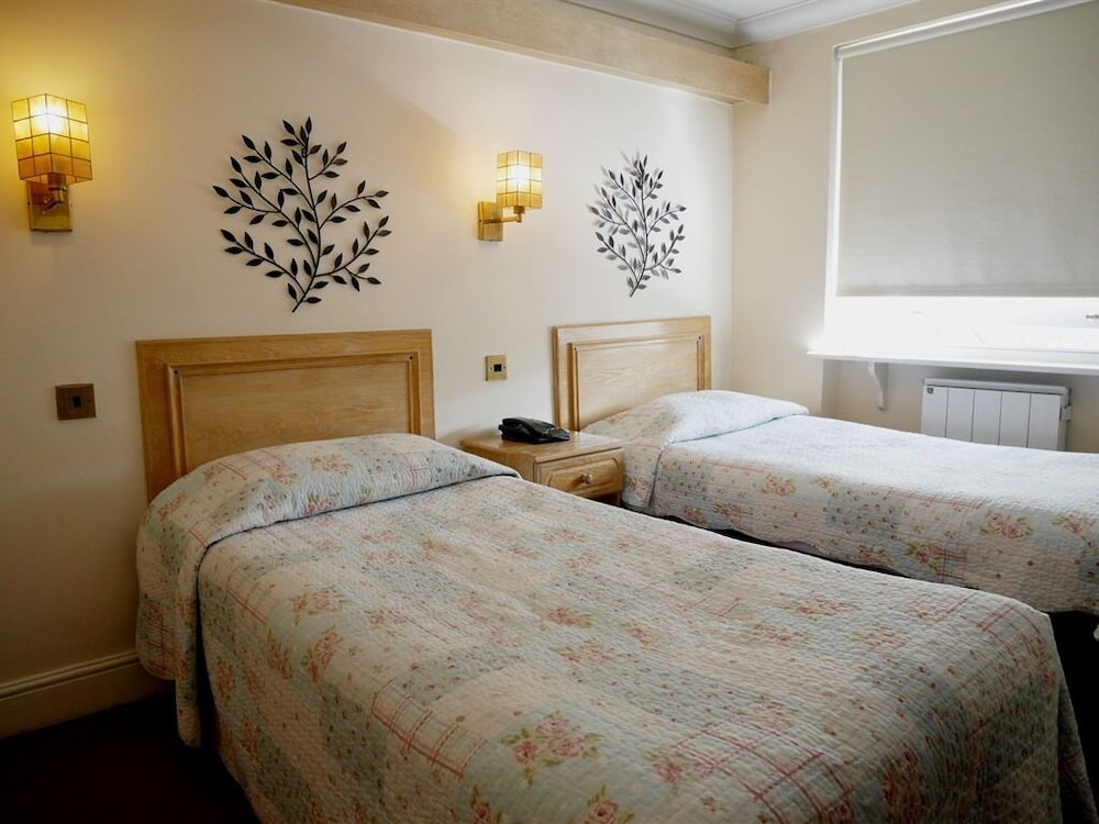 Standard Twin Room, Ensuite photo 3