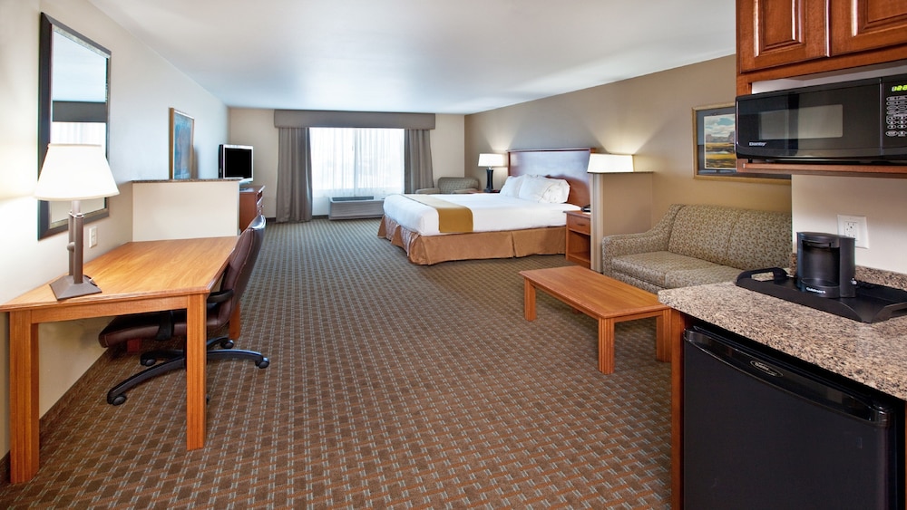 Suite, 1 King Bed with Sofa bed photo 1