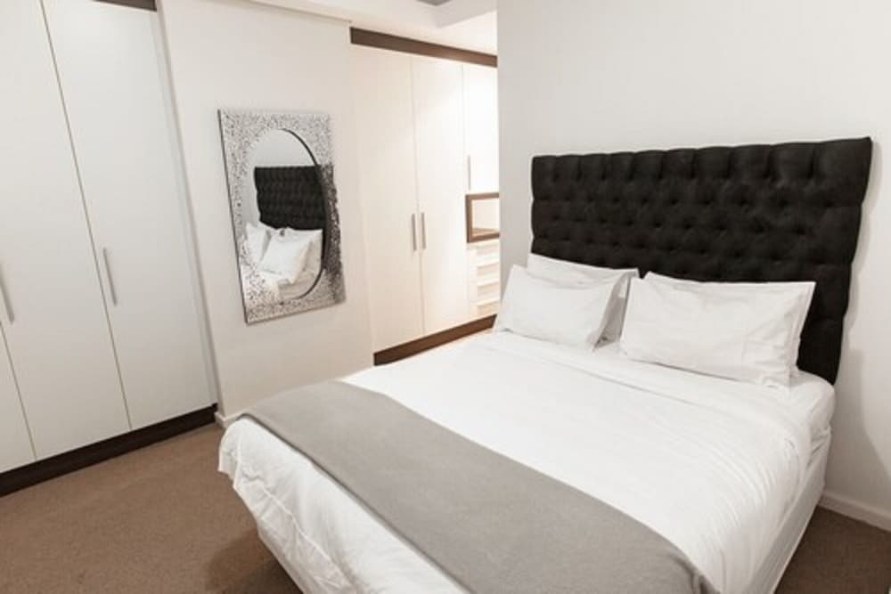 Luxury Two-Bedroom Apartment - Photo 18