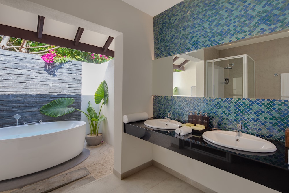 Two Bedroom Deluxe Family Beach Villa with Jacuzzi - Photo 6