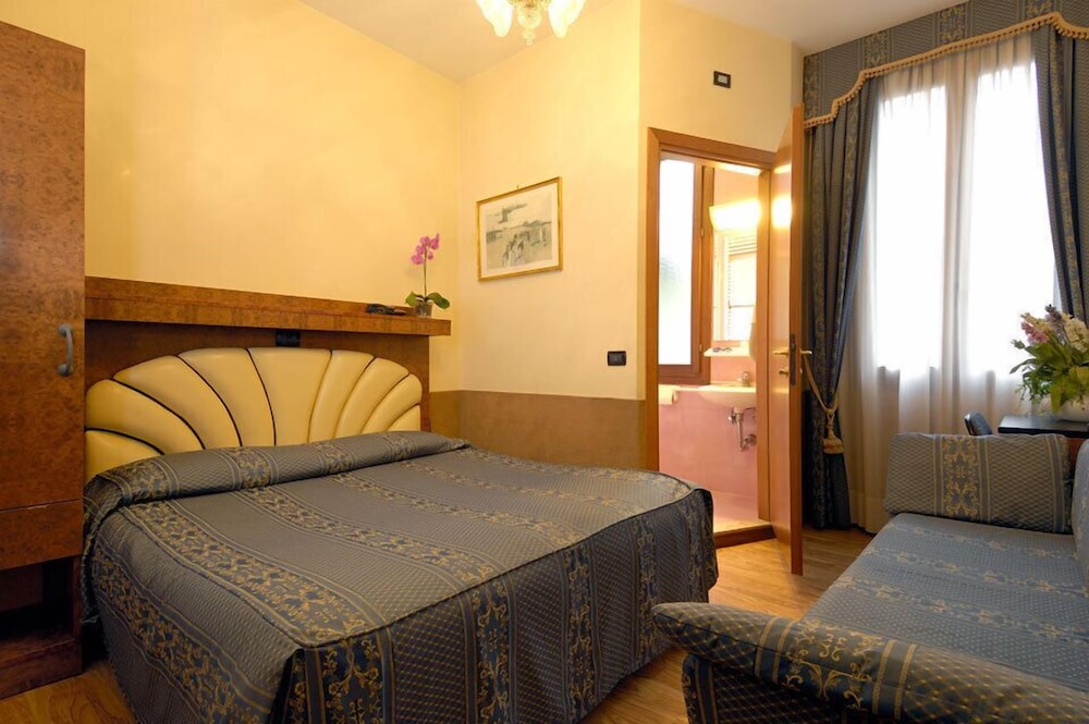 Basic Double Room, 1 Queen Bed, Private Bathroom photo 3