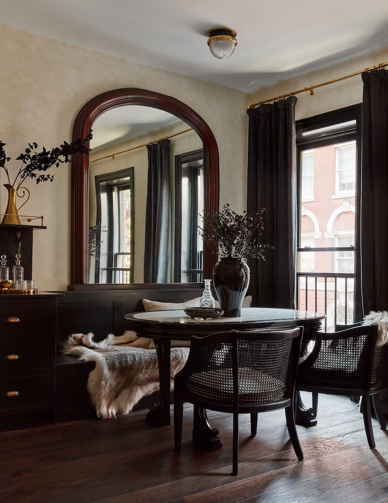 Deluxe Suite, 2 Bedrooms, 2 Bathrooms (The Alice, Floor 2)