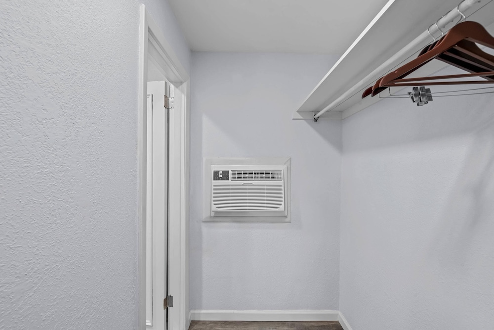 Room, 1 Queen Bed, Non Smoking - Photo 9