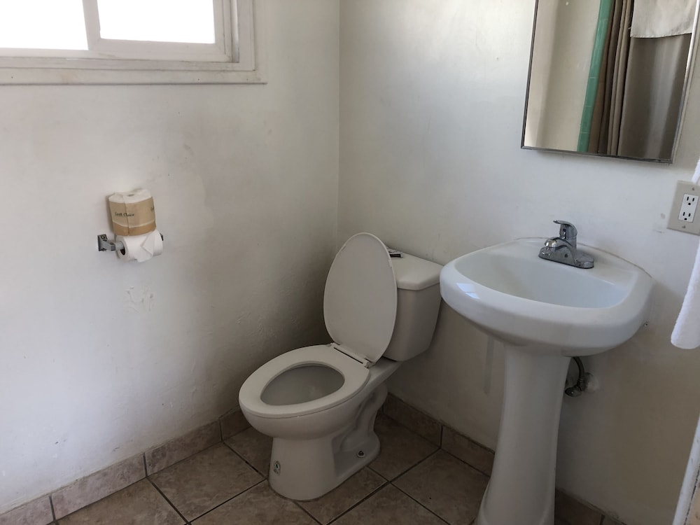 Standard Single Room, 1 King Bed photo 3