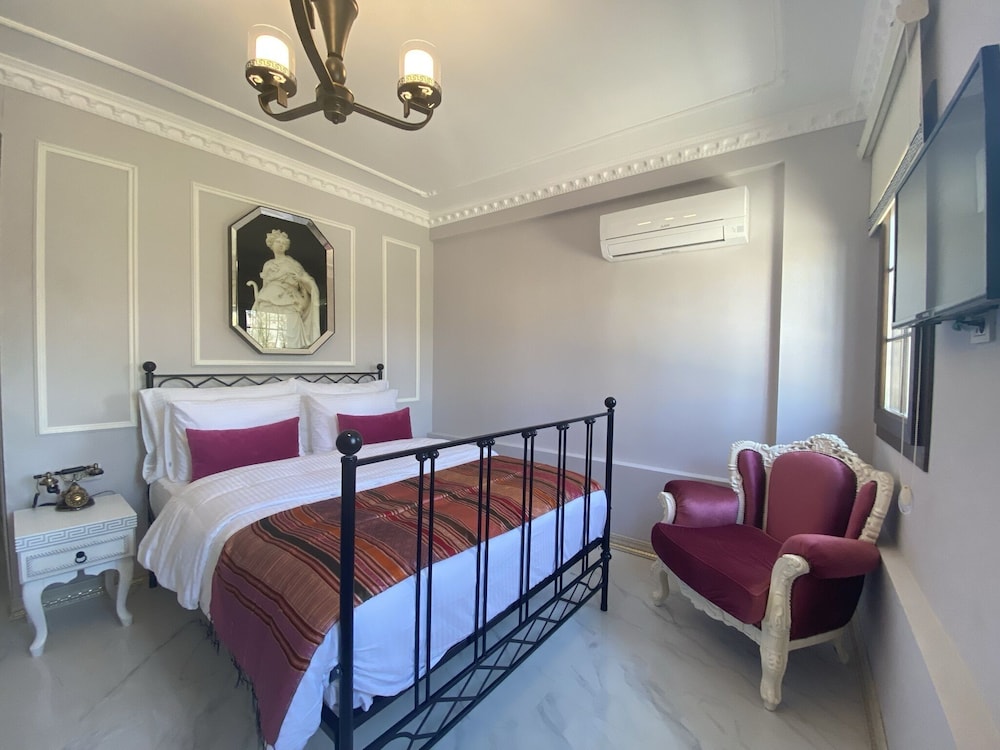 Standard Double Room - Photo 13