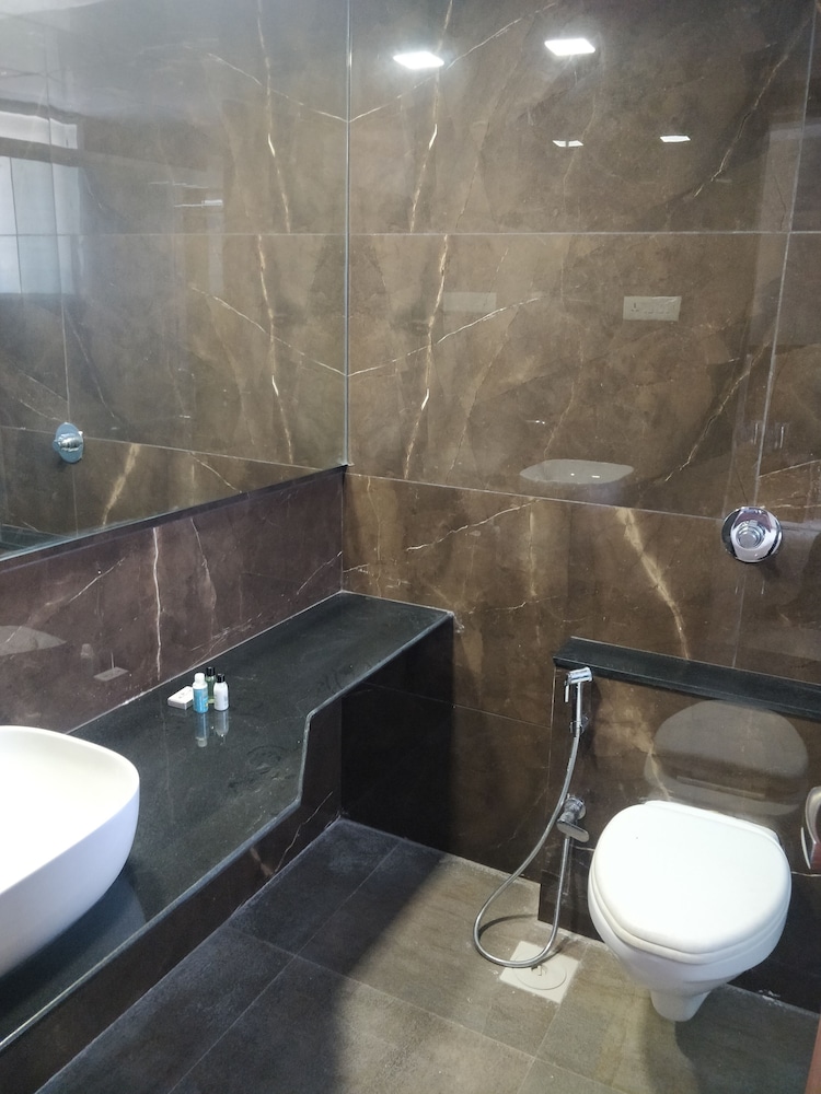 Deluxe Double Room with Balcony - Photo 6
