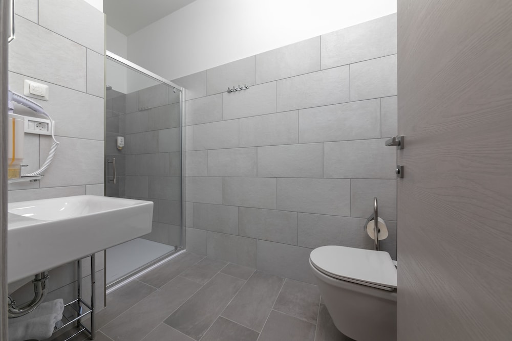 Superior Double or Twin Room, City View - Photo 12