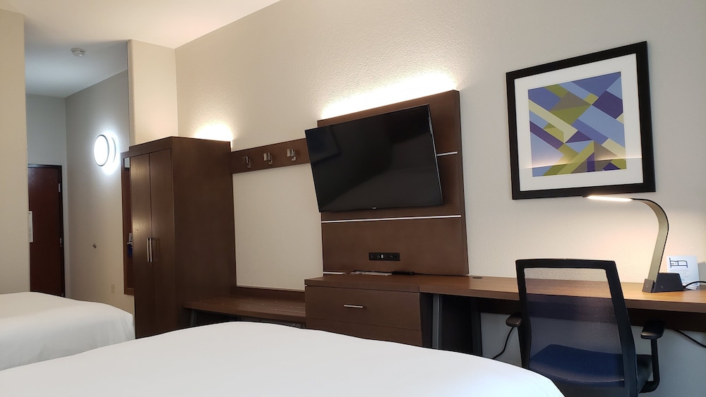 Suite, 1 King Bed with Sofa bed - Photo 2