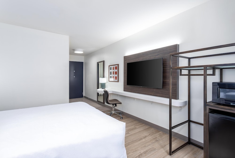 Room, 1 Queen Bed, Accessible (Mobility, Roll-In Shower) - Photo 2