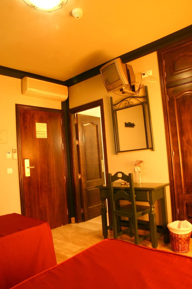 Twin Room - Photo 17
