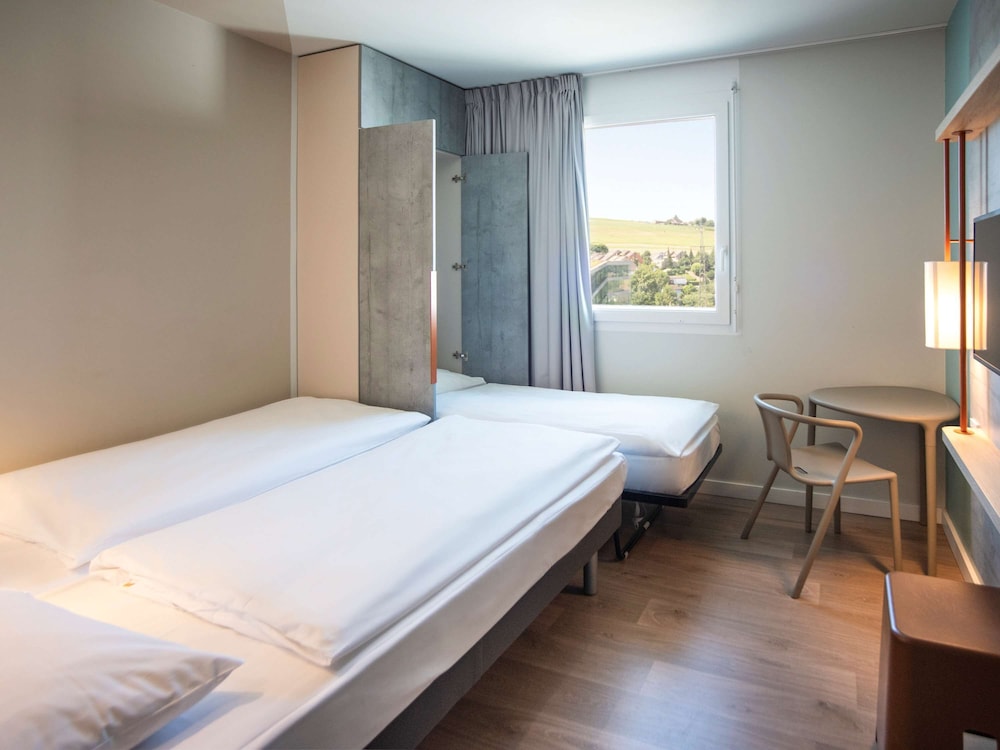 Room - Photo 11