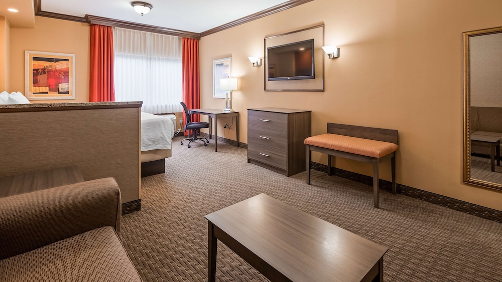 Suite, 1 King Bed, Non Smoking, Refrigerator & Microwave (Living Room;with Sofabed) - Photo 7