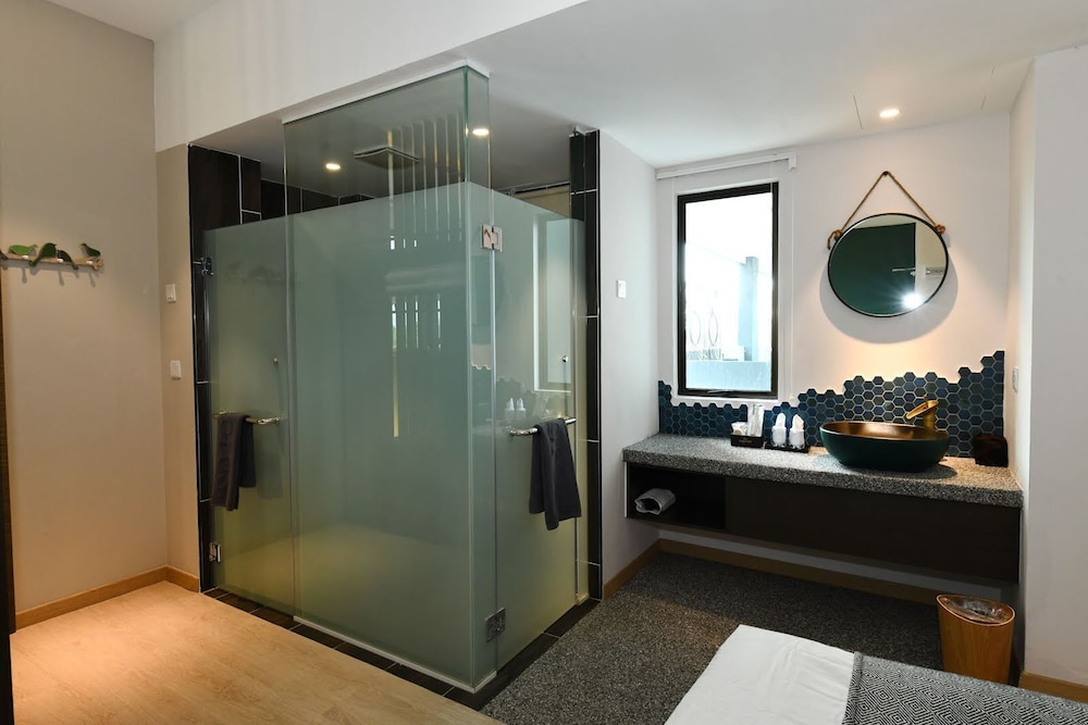 Deluxe Family Room (Double Queen) - Photo 4