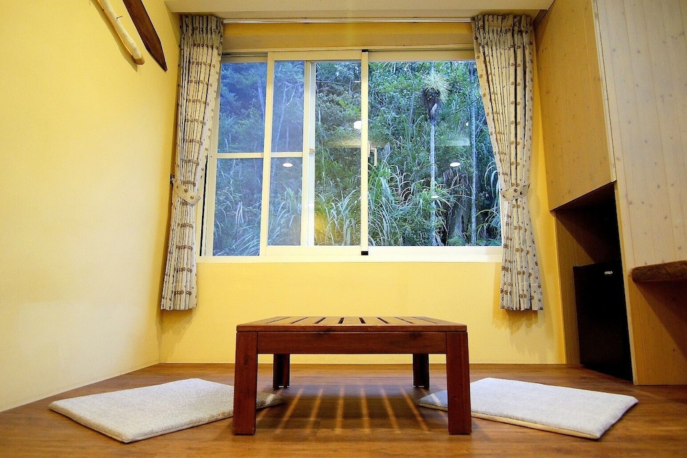 Basic Double Room, 1 Queen Bed, Ensuite photo 3