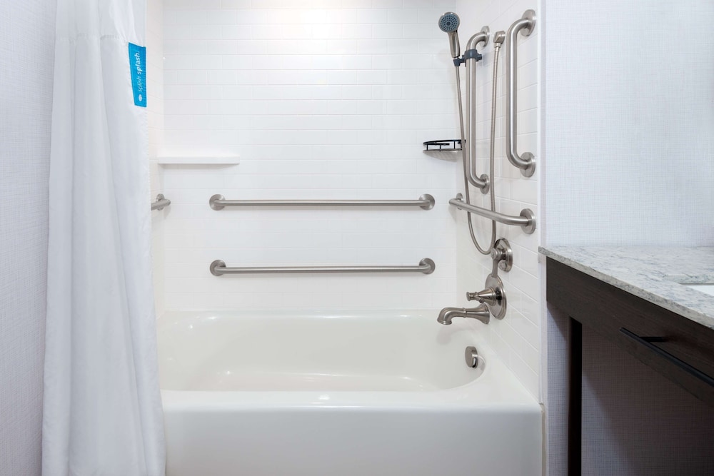 Standard Room, 2 Queen Beds, Accessible - Photo 4