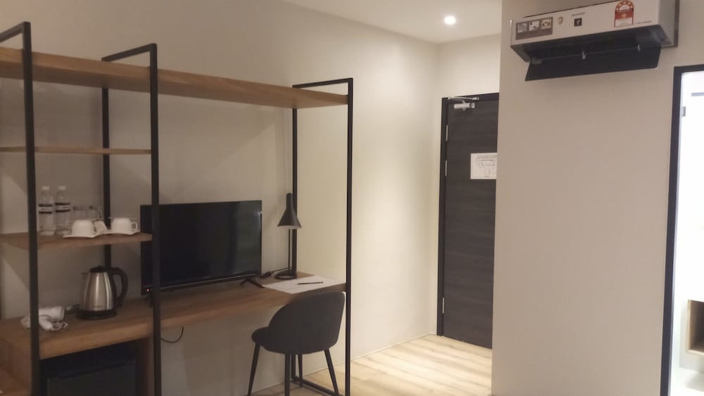 Deluxe Room, 1 Queen Bed, No Windows - Photo 4