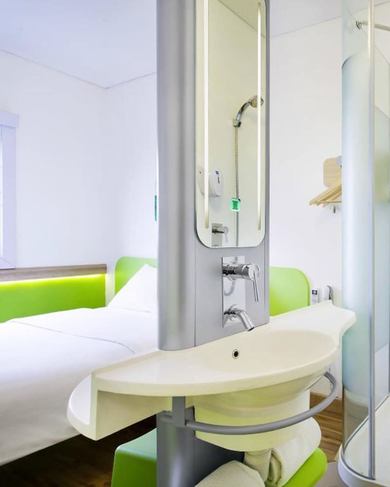 Standard Room, Multiple Beds photo 2