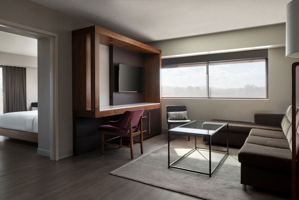 Suite, 1 Bedroom - Photo 1