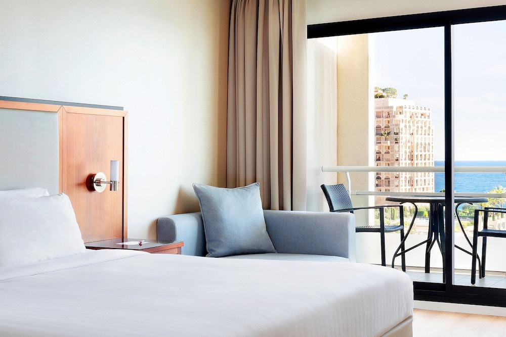 Room, 1 King Bed, Sea View (Balcony) thumbnail 5
