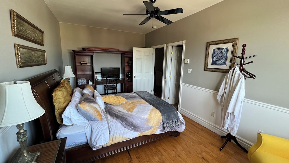 Classic Room, 1 Queen Bed, Private Bathroom photo 2
