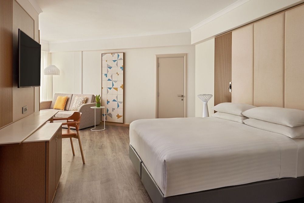 Studio Suite, 1 King Bed with Sofa bed, Courtyard View (Balcony)