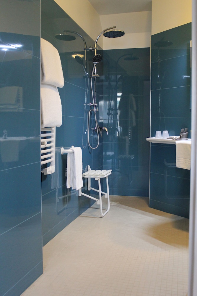 Double Room, Accessible (Parking side, view train tracks) photo 2
