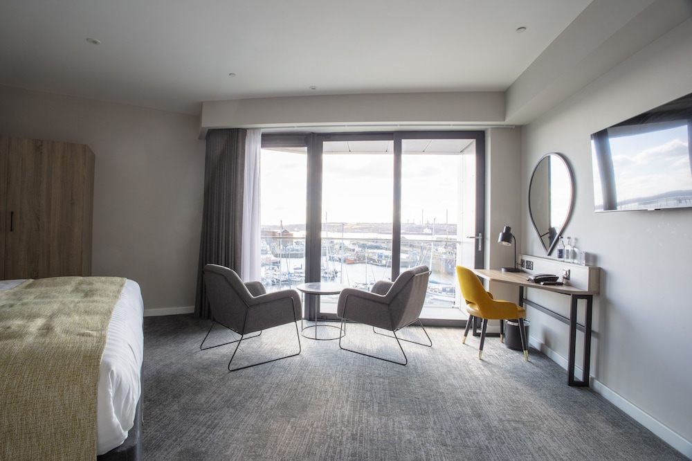 Deluxe Room with Waterfront View and Balcony photo 3