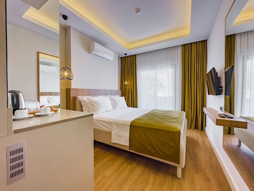 Deluxe Double Room, Balcony,Side Sea View - Photo 1