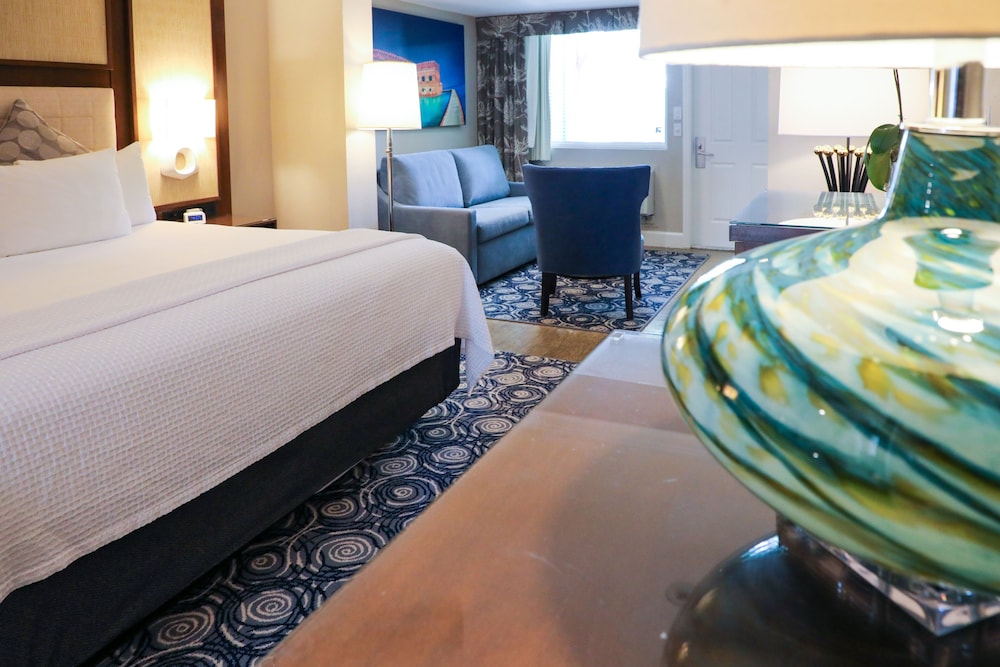 Suite, 1 King Bed with Sofa bed - Photo 8