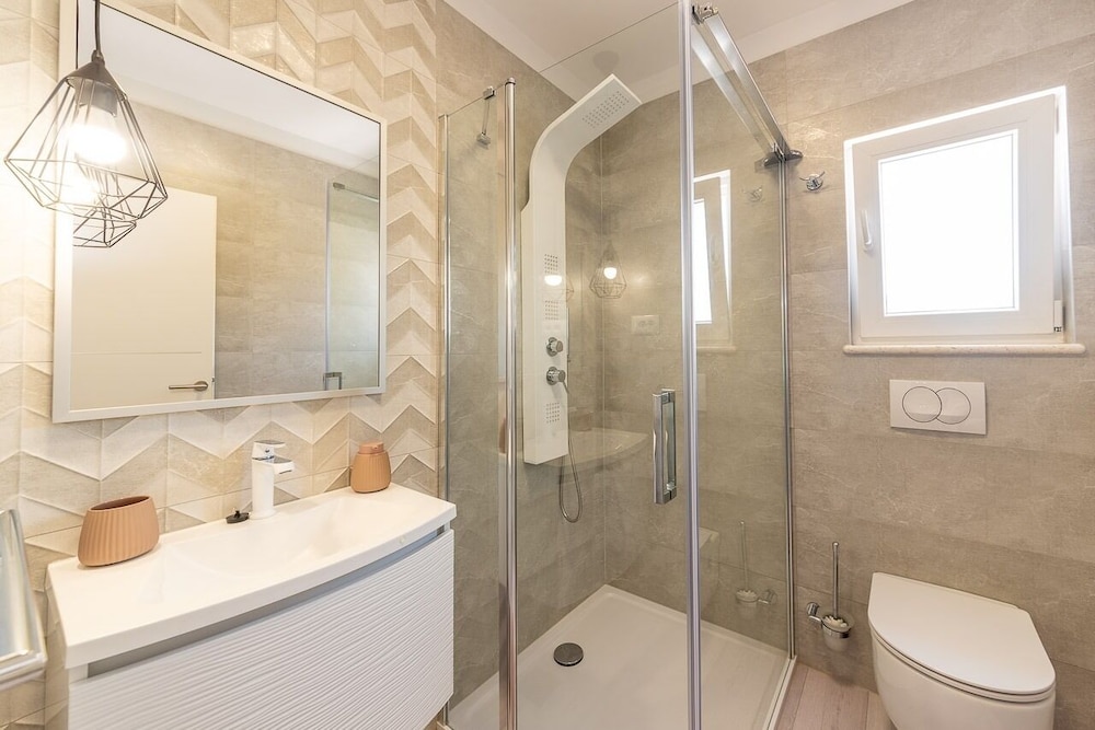 Apartment (Renci - great location & sea view - A)