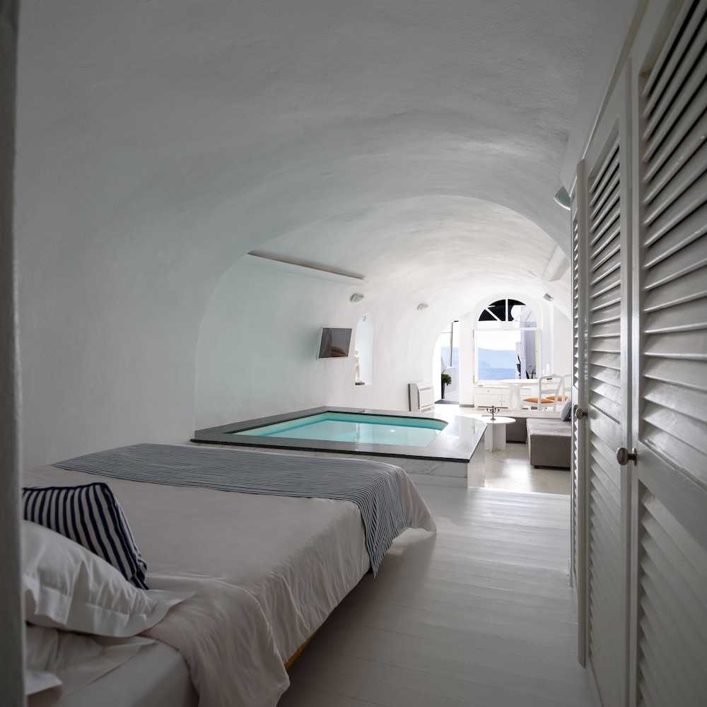 Honeymoon Cave Suite with 2 Hot Tubs (Caldera View)