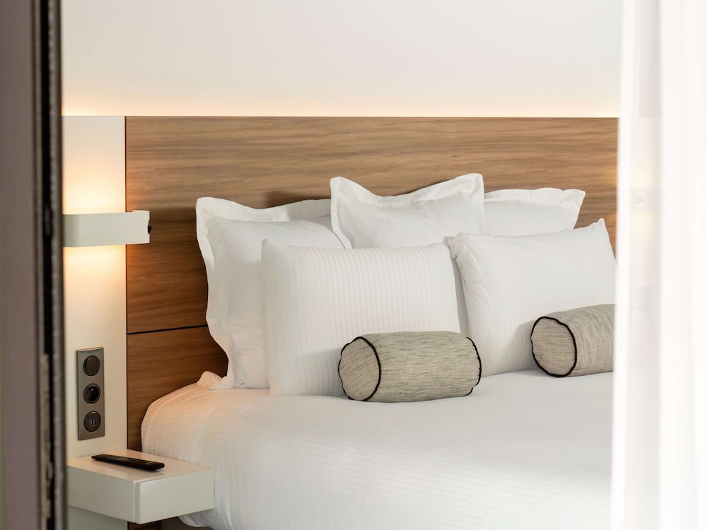 Junior Suite, 1 King Bed with Sofa bed (Patio View) - Photo 6