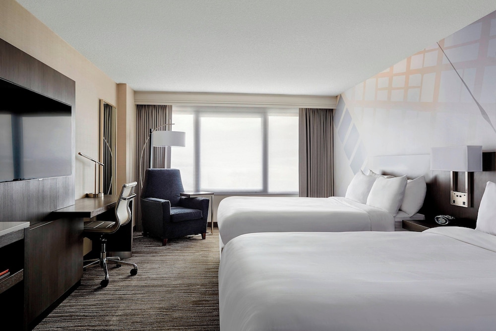 Executive Suite, 2 Double Beds (Mobility Accessible, Roll-in Shower) photo 3