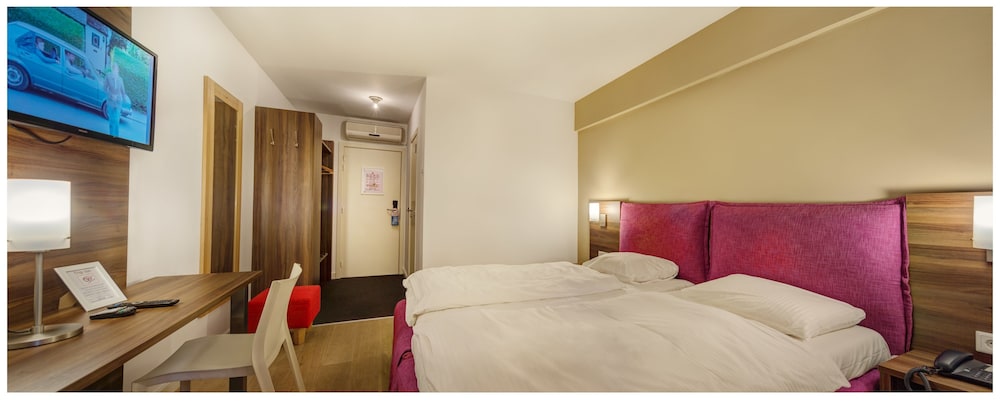 Twin Room - Photo 8