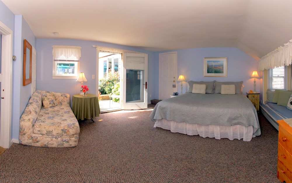 Superior Suite, 1 King Bed, Kitchen, Poolside photo 1