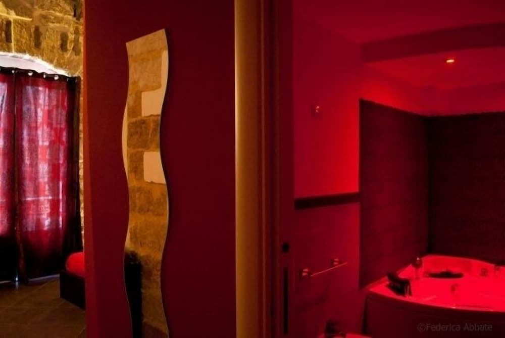 Luxury Double Room, 1 Double Bed, Jetted Tub, City View photo 2