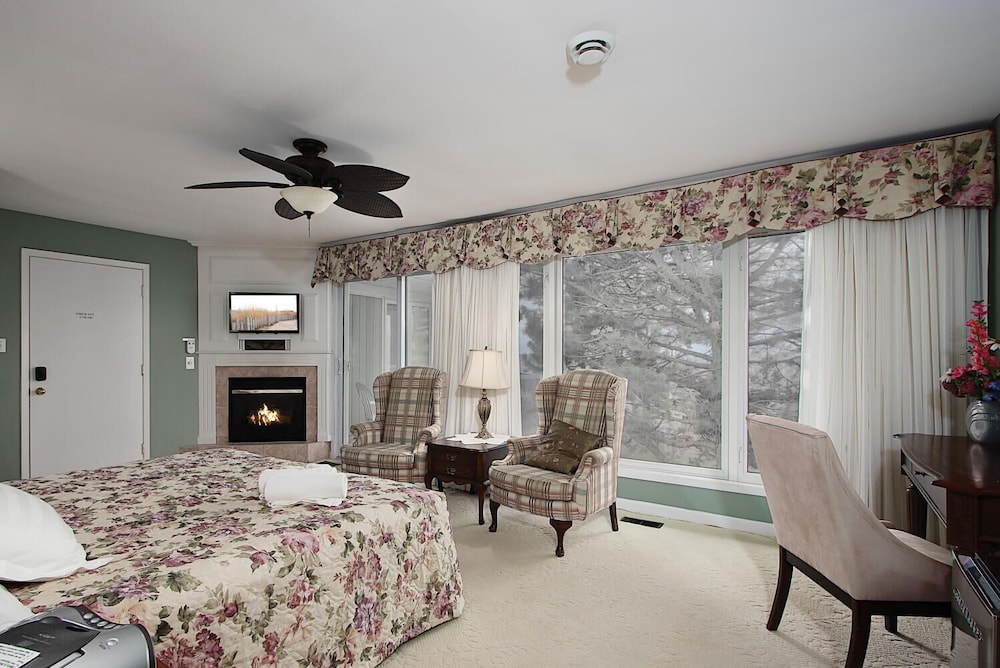 Deluxe Room, Balcony, Lake View photo 1