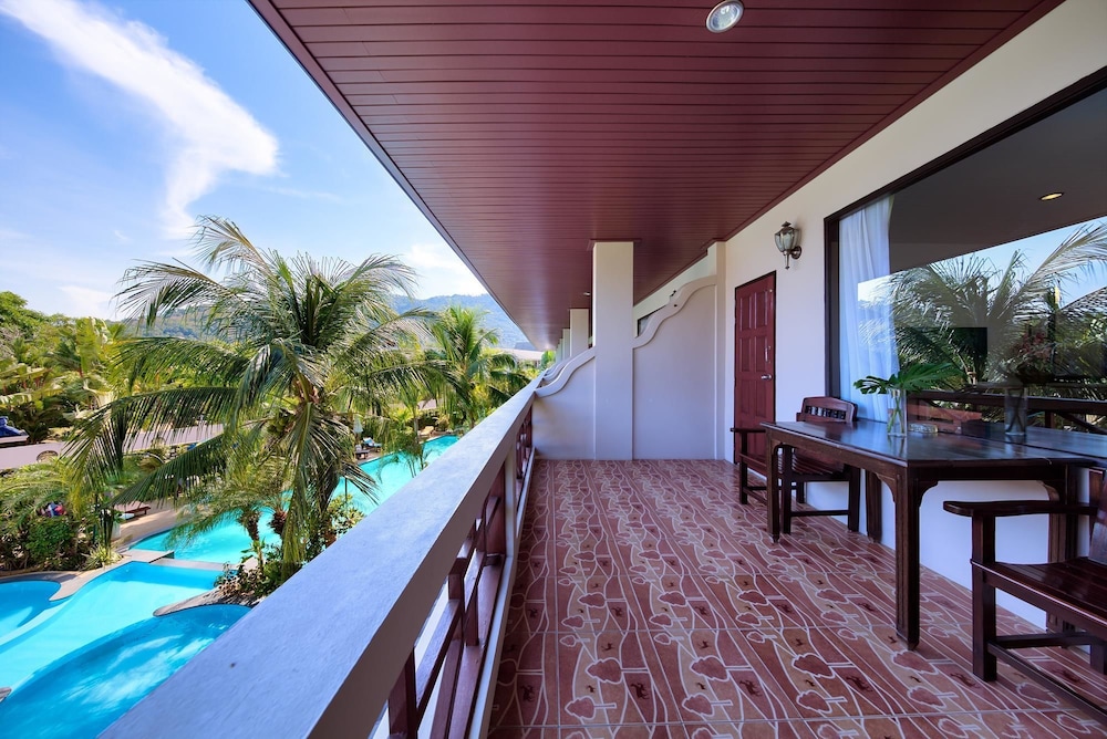 Deluxe Triple Room, Kitchen, Poolside photo 2