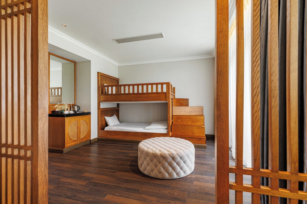 Deluxe Room, 1 King Bed, Balcony, City View - Photo 2